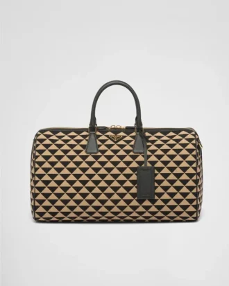大きなPrada Symboleが刺繍されたファブリック製トラベルバッグ