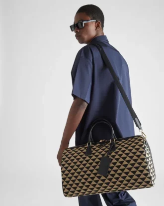 大きなPrada Symboleが刺繍されたファブリック製トラベルバッグ